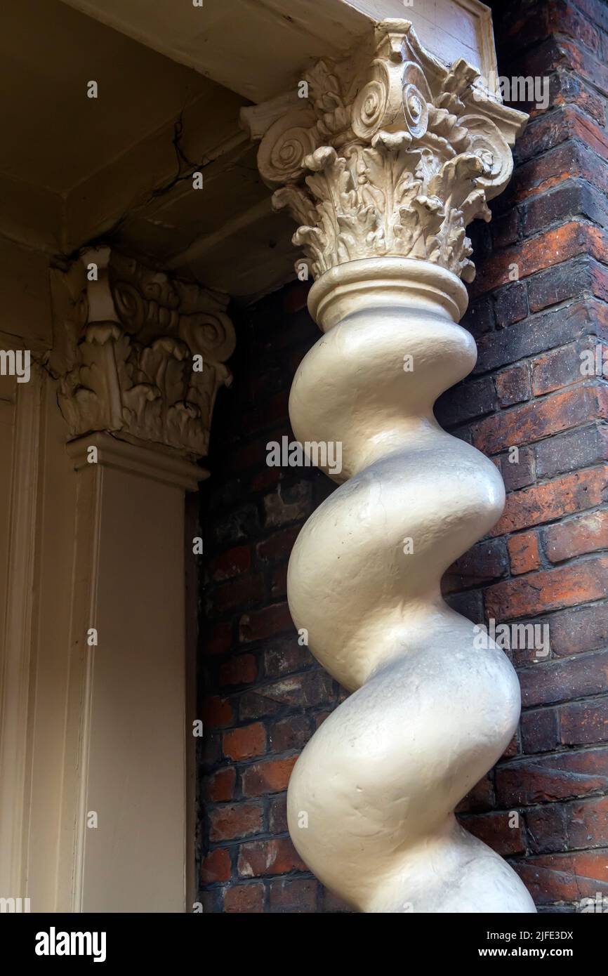 Uno de los impresionantes pilares en espiral en el exterior de la histórica Clifton House en Kings Lynn, Norfolk, Reino Unido. Foto de stock