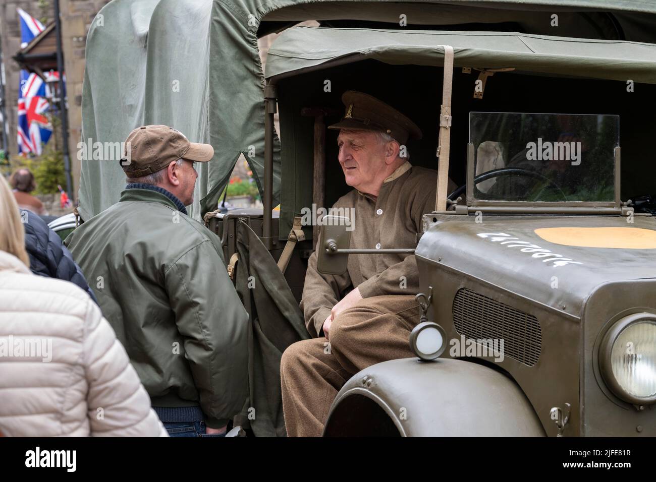 El fin de semana de Haworth 1940's nostálgico re-promulgación evento (personas en conversación, réplica de WW2 uniforme de conductor) - Main Street, West Yorkshire, Inglaterra, Reino Unido. Foto de stock
