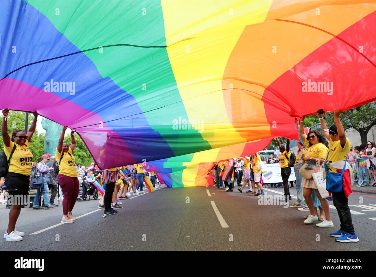 Londres, Reino Unido. 2nd de julio de 2022. Participantes en el Desfile del Orgullo en Londres. Más de 30.000 participantes participaron en el Desfile del Orgullo en Londres, celebrando 50 años de Orgullo y Protesta LGBT. Crédito: Paul Brown/Alamy Live News Foto de stock