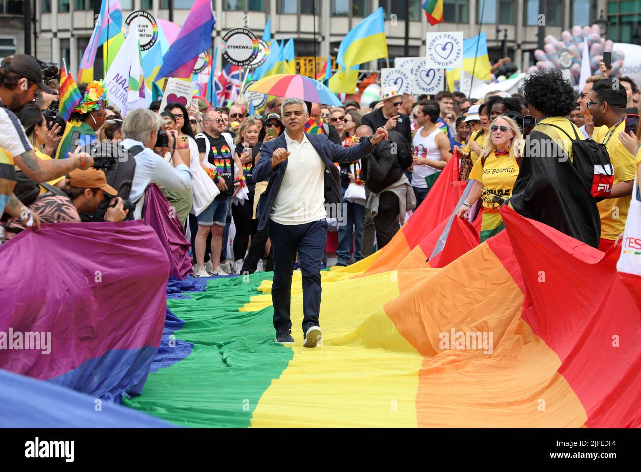 Londres, Reino Unido. 2nd de julio de 2022. Alcalde de Londres, Sadiq Khan, en el desfile Pride en Londres. Más de 30.000 participantes participaron en el Desfile del Orgullo en Londres, celebrando 50 años de Orgullo y Protesta LGBT. Crédito: Paul Brown/Alamy Live News Foto de stock