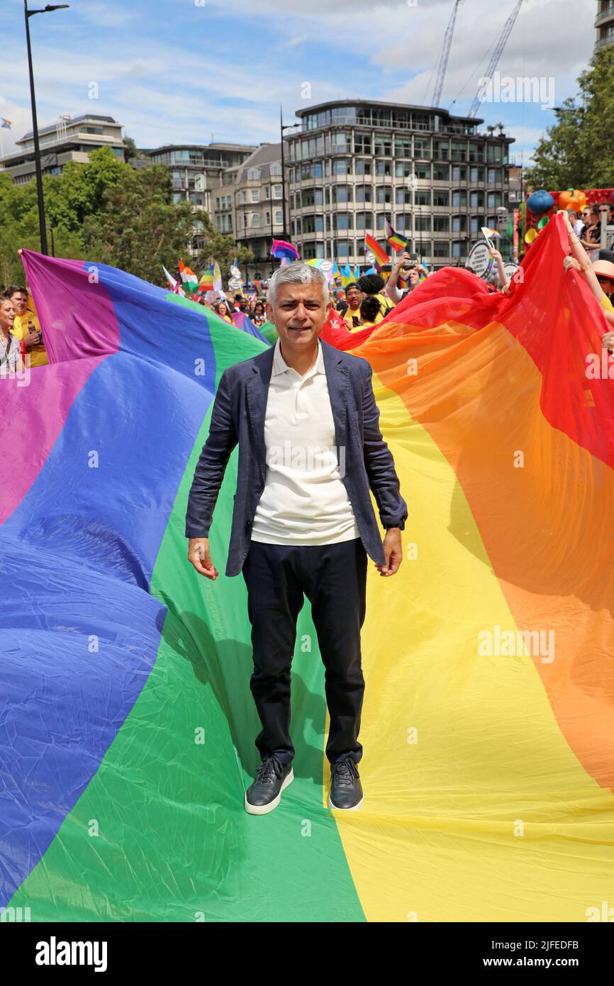 Londres, Reino Unido. 2nd de julio de 2022. Alcalde de Londres, Sadiq Khan, en el desfile Pride en Londres. Más de 30.000 participantes participaron en el Desfile del Orgullo en Londres, celebrando 50 años de Orgullo y Protesta LGBT. Crédito: Paul Brown/Alamy Live News Foto de stock