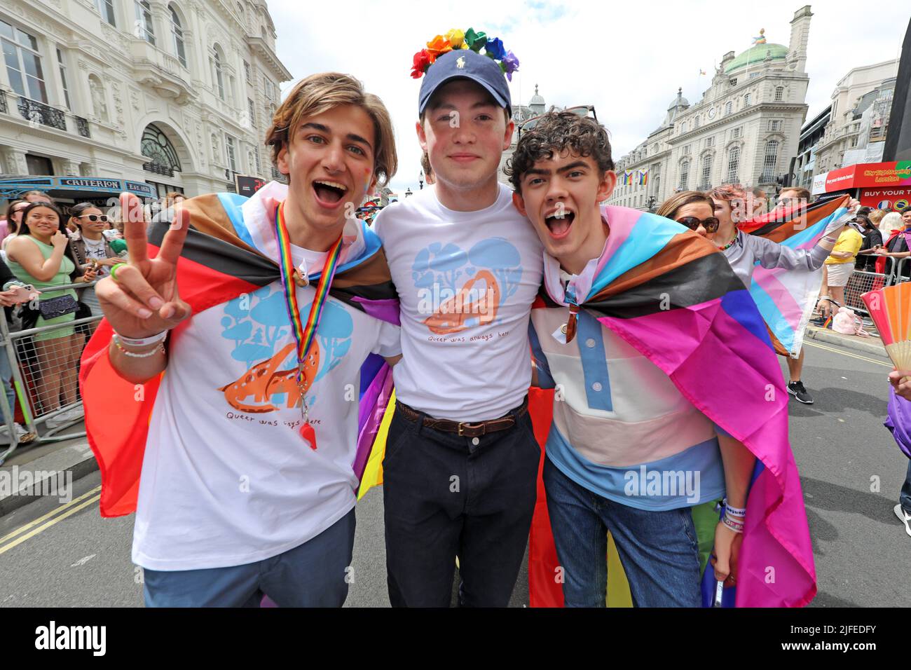 Londres, Reino Unido. 2nd de julio de 2022. El elenco de Heartstopper en el Desfile de Pride en Londres. Más de 30.000 participantes participaron en el Desfile del Orgullo en Londres, celebrando 50 años de Orgullo y Protesta LGBT. Crédito: Paul Brown/Alamy Live News Foto de stock