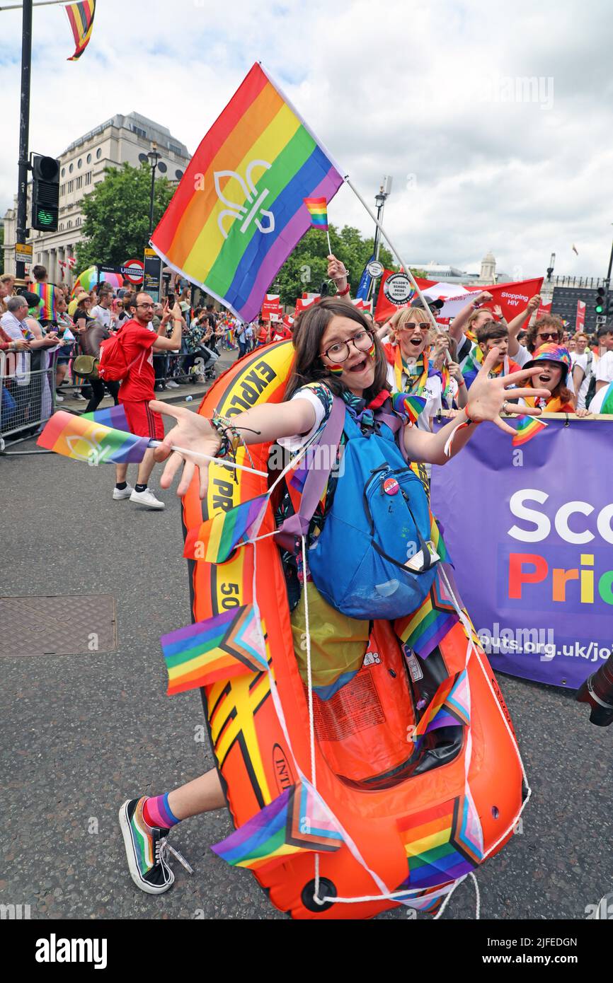 Londres, Reino Unido. 2nd de julio de 2022. Participantes en el Desfile del Orgullo en Londres. Más de 30.000 participantes participaron en el Desfile del Orgullo en Londres, celebrando 50 años de Orgullo y Protesta LGBT. Crédito: Paul Brown/Alamy Live News Foto de stock