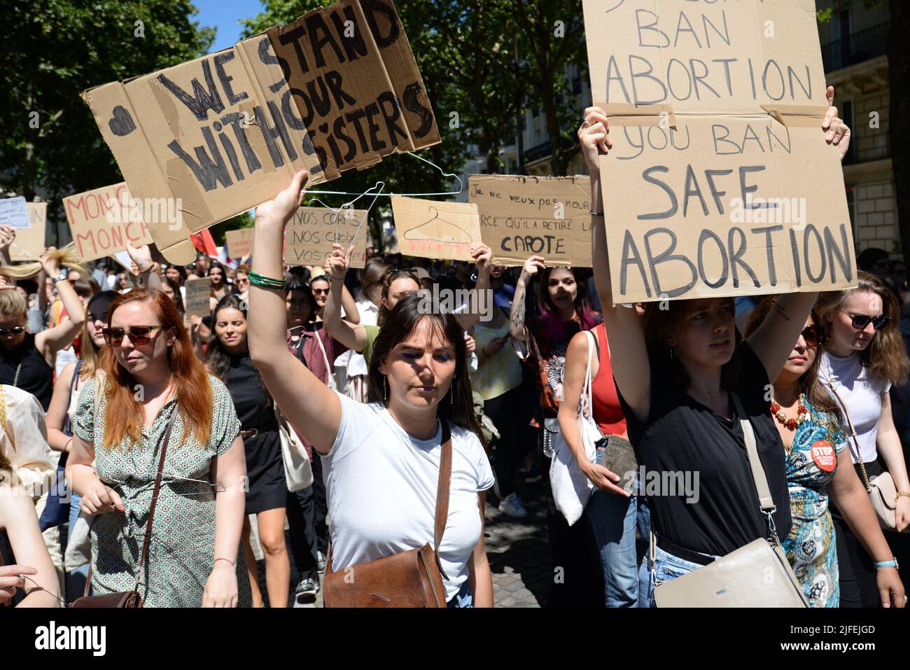 Gran movilización para mantener el derecho al aborto En Francia, varios diputados (D.Simmonet/S.Rousseau/F.Roussel) vinieron a apoyar la causa de las feministas. Foto de stock