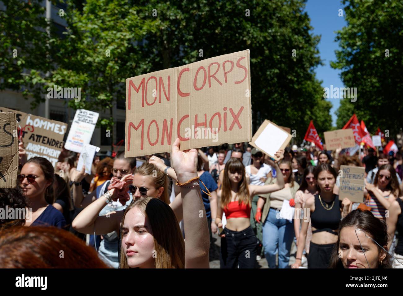 Gran movilización para mantener el derecho al aborto En Francia, varios diputados (D.Simmonet/S.Rousseau/F.Roussel) vinieron a apoyar la causa de las feministas. Foto de stock