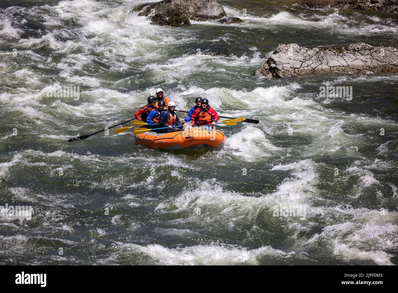 Koskia, Idaho/USA - 22 de junio de 2022: Los navegantes disfrutan de las altas aguas del río Lochsa después de un invierno muy húmedo y la primavera de 2021/2022. Foto de stock