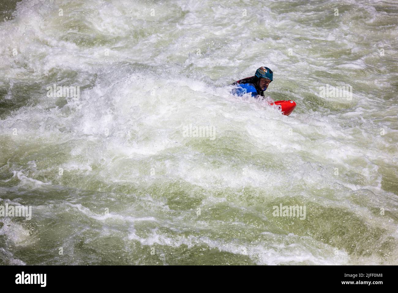 Koskia, Idaho/USA - 22 de junio de 2022: Buscadores de aventuras profesionales flotando el río Lochsa con equipo de protección y seguridad Foto de stock