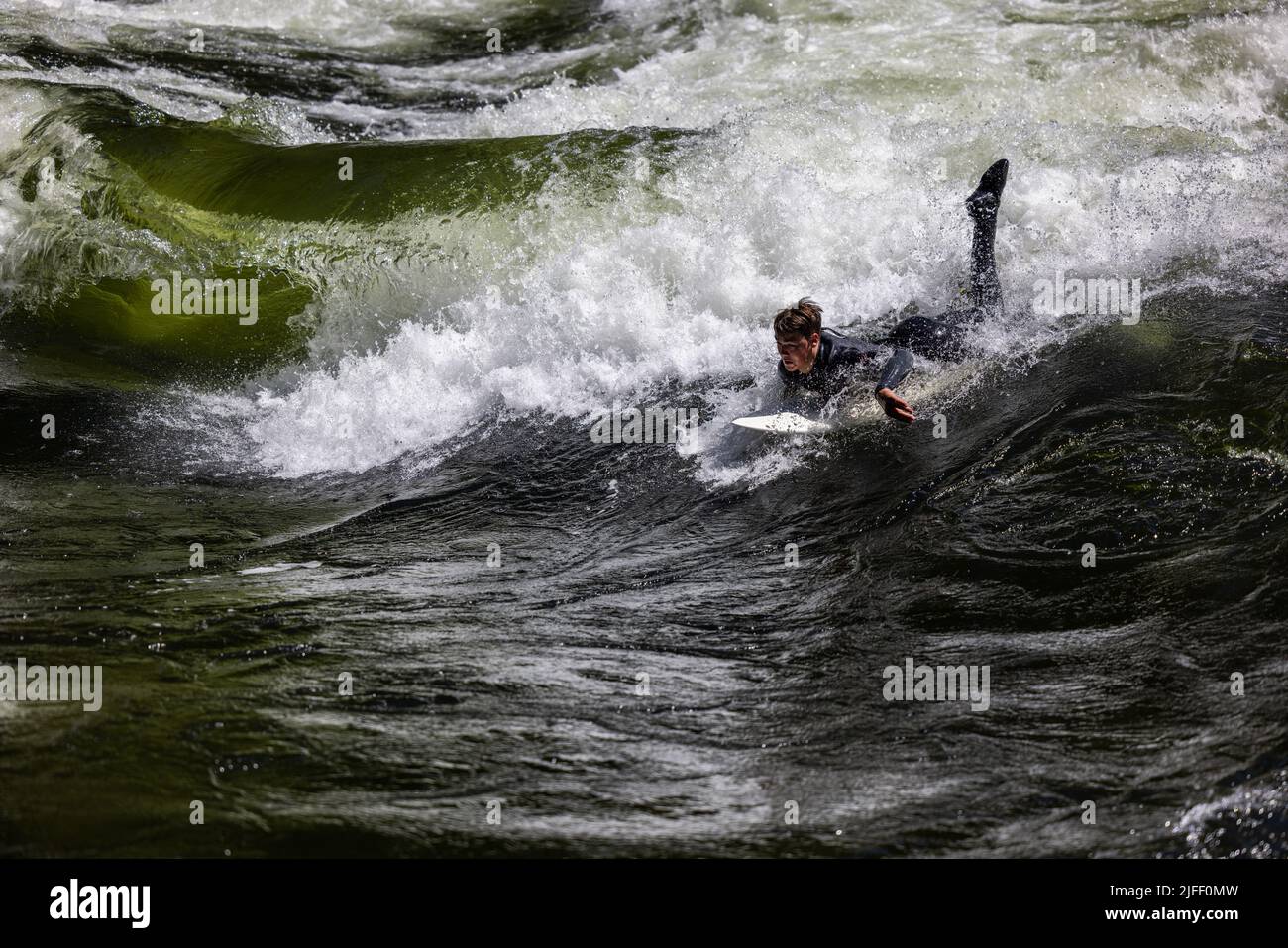 Koskia, Idaho/USA - 22 de junio de 2022: Surfista disfrutando del oleoducto en el río Lochsa. El oleoducto es conocido como una de las principales olas para surfear en el río Foto de stock