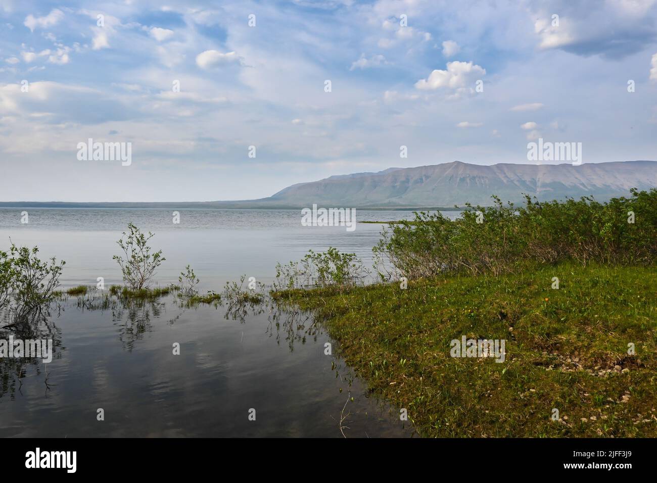 Putorana Plateau, un lago de montaña. Paisaje acuático en el norte del territorio de Krasnoyarsk en Rusia. Foto de stock