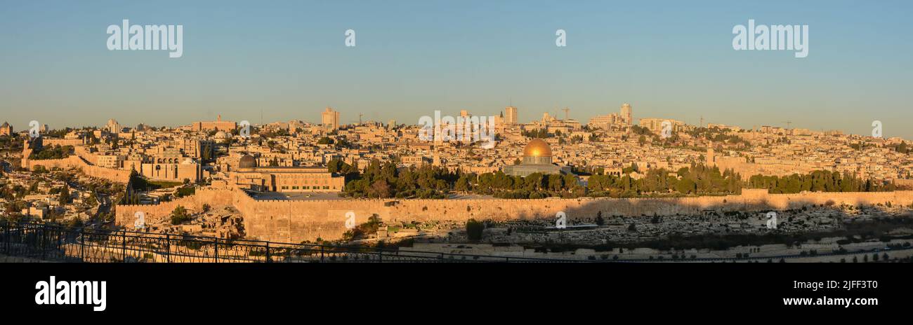 Panorama. Amanecer en el Monte del Templo en Jerusalén. Panorama de la Ciudad Vieja en Jerusalén a primera hora de la mañana. Foto de stock