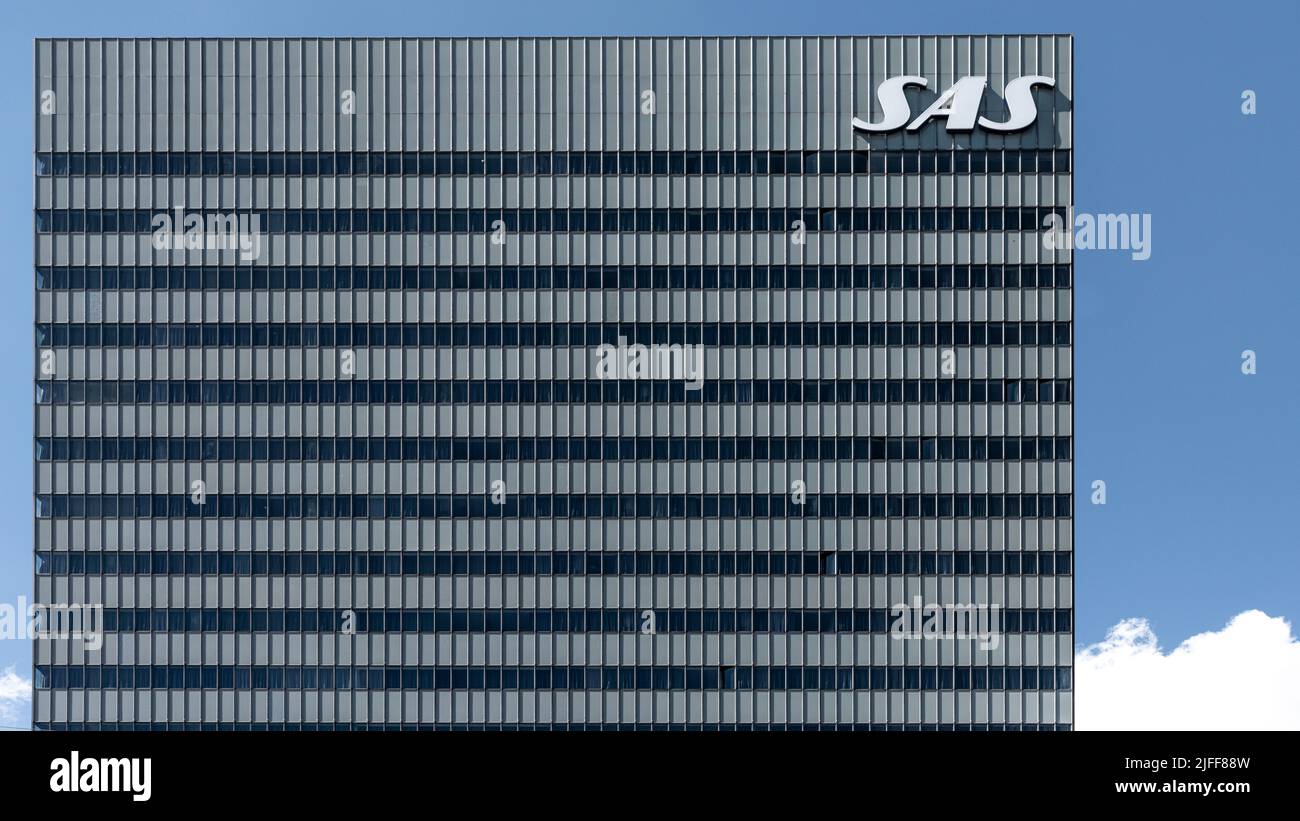 La fachada del rascacielos SAS Radisson hotel contra el cielo azul, con un gran cartel SAS, Copenhague, 2 de julio de 2022 Foto de stock