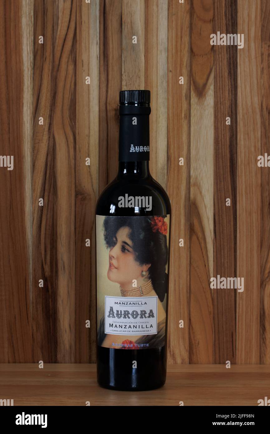 Botella de la marca Aurora Manzanilla, un vino de jerez fino envejecido de España, Bodegas Yuste en Cádiz, Andalucía Foto de stock