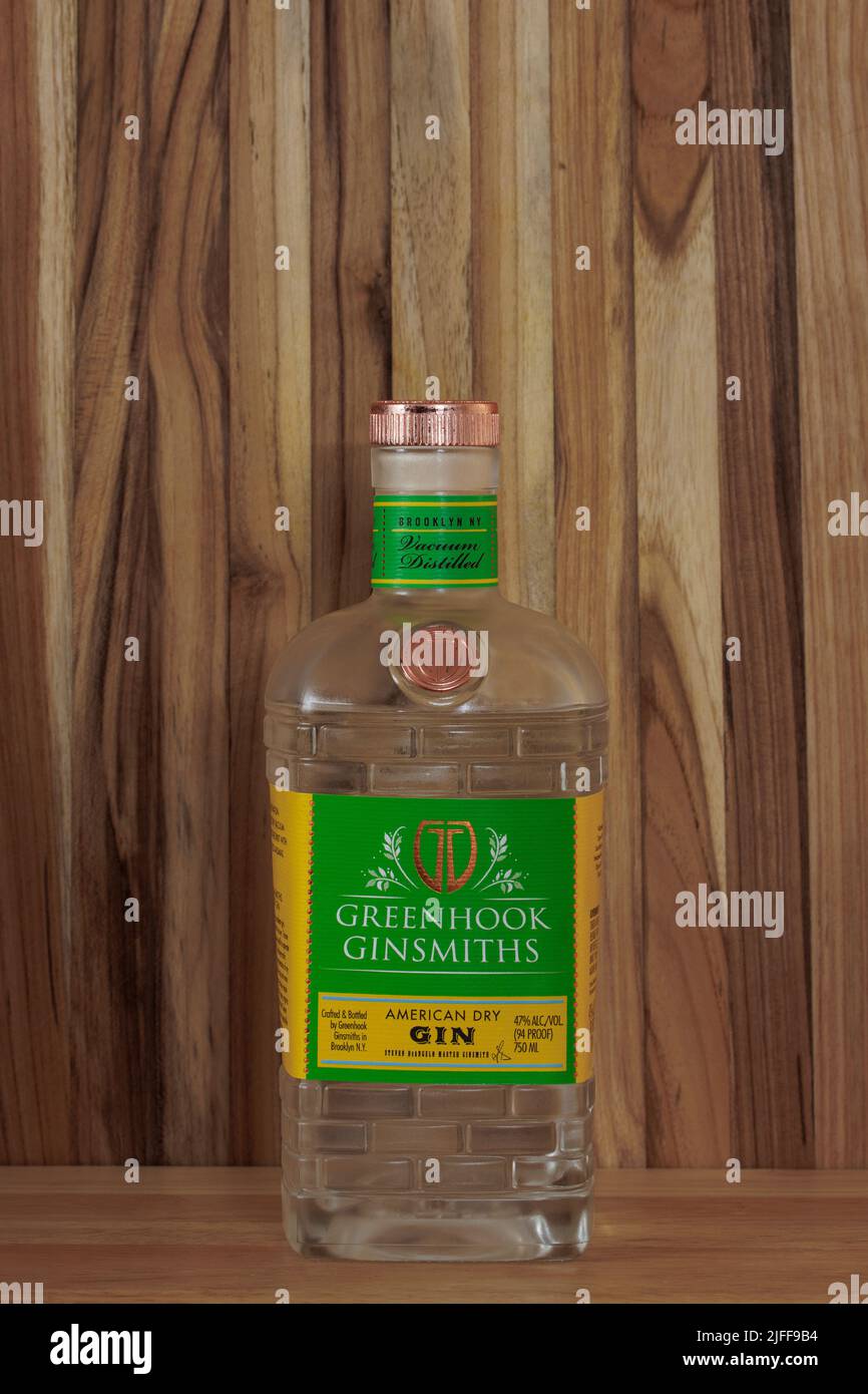 Botella de ginsmiths Greenhook American Dry Ginn, destilado al vacío en Brooklyn, Nueva York Foto de stock