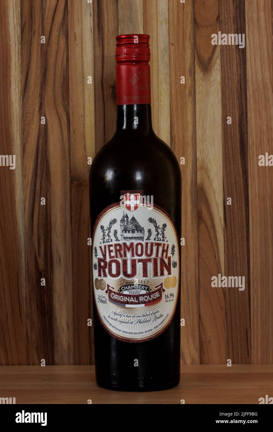 Botella de Vermouth Routin, rouge original de Chambery, Francia, un aperitivo seco, herbal Foto de stock
