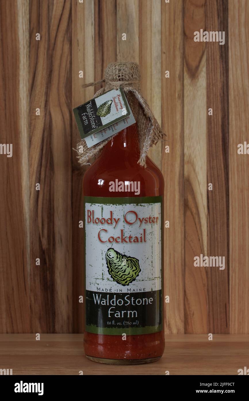 Botella de cóctel sangriento de ostra de WaldoStone Farm en Maine, una bebida mixta de Maine Foto de stock