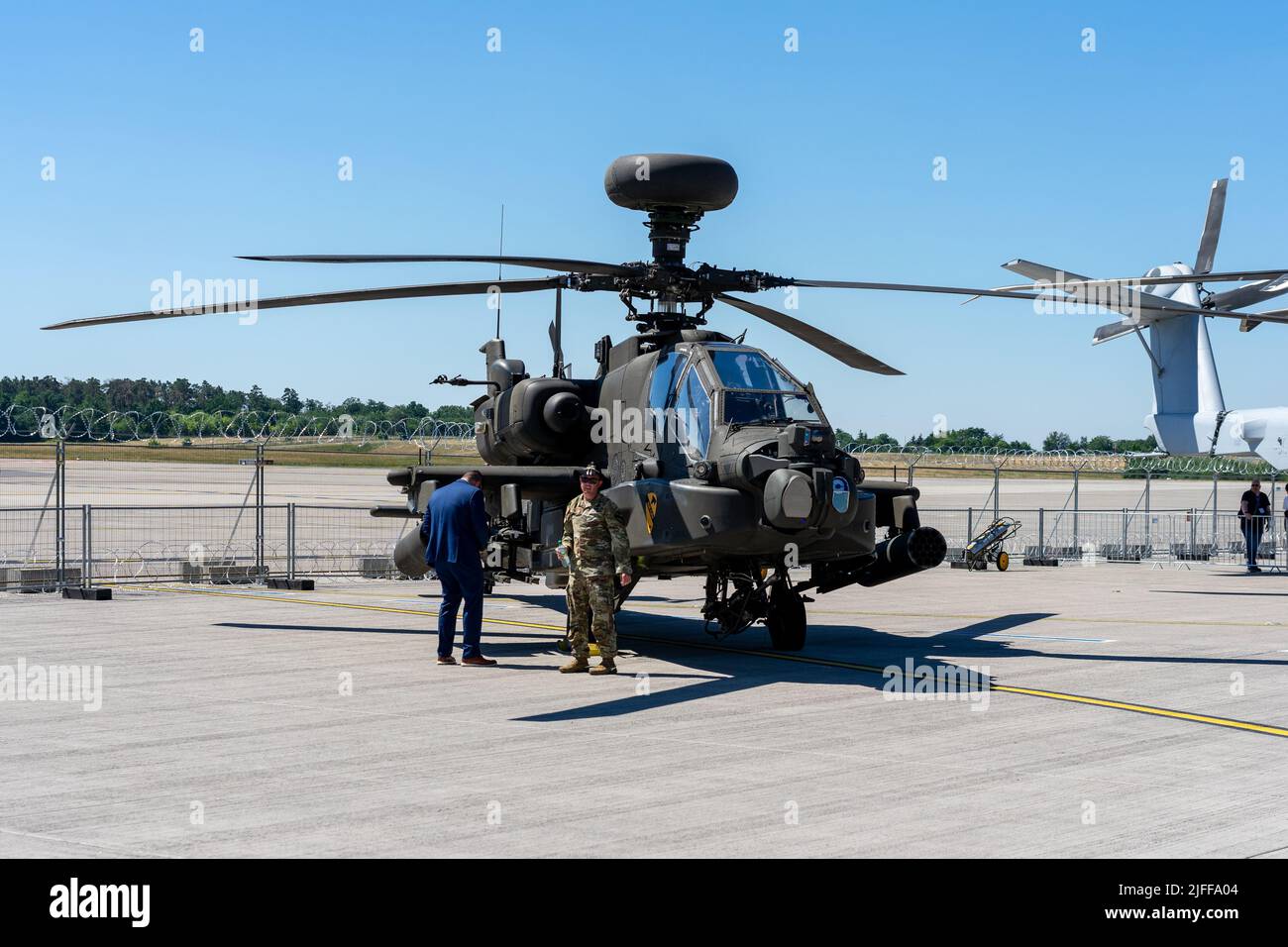 BERLÍN, ALEMANIA - 23 DE JUNIO de 2022: Helicóptero de ataque Boeing AH-64D Apache Longbow. Ejército DE LOS EE.UU. Exposición ILA Berlin Air Show 2022 Foto de stock