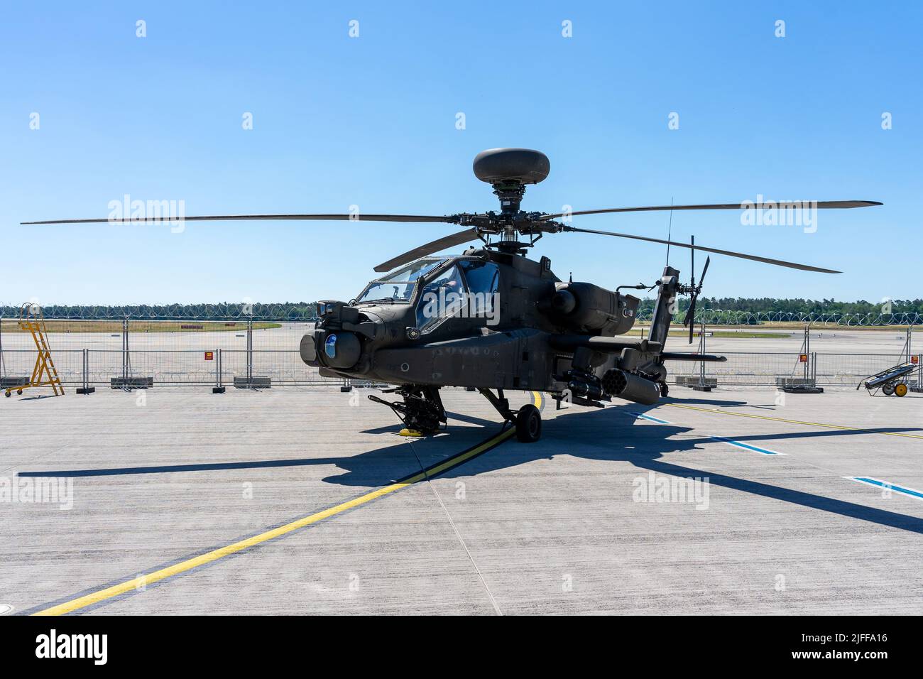 BERLÍN, ALEMANIA - 23 DE JUNIO de 2022: Helicóptero de ataque Boeing AH-64D Apache Longbow. Ejército DE LOS EE.UU. Exposición ILA Berlin Air Show 2022 Foto de stock