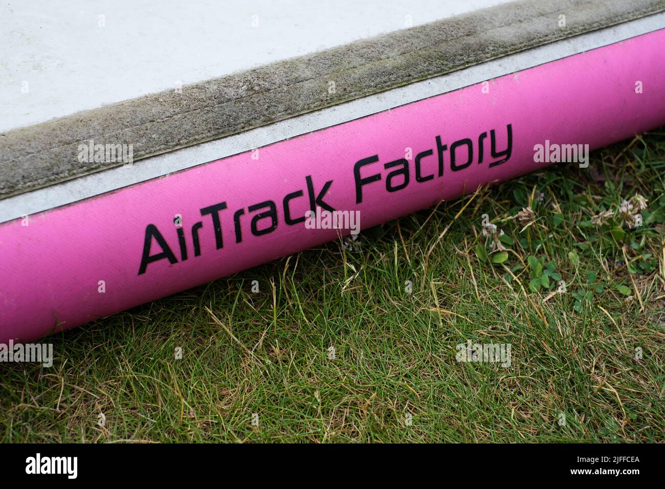 Alfombra Airtrack Factory sobre hierba. Colchoneta inflada para saltos y  trucos de entrenamiento Fotografía de stock - Alamy