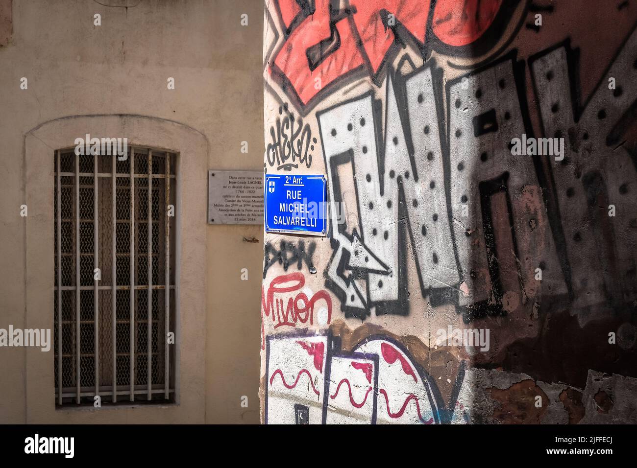 Marsella, Francia, 2022 de mayo, cerca de una señal de la calle con un mural en el distrito de Le Panier Foto de stock