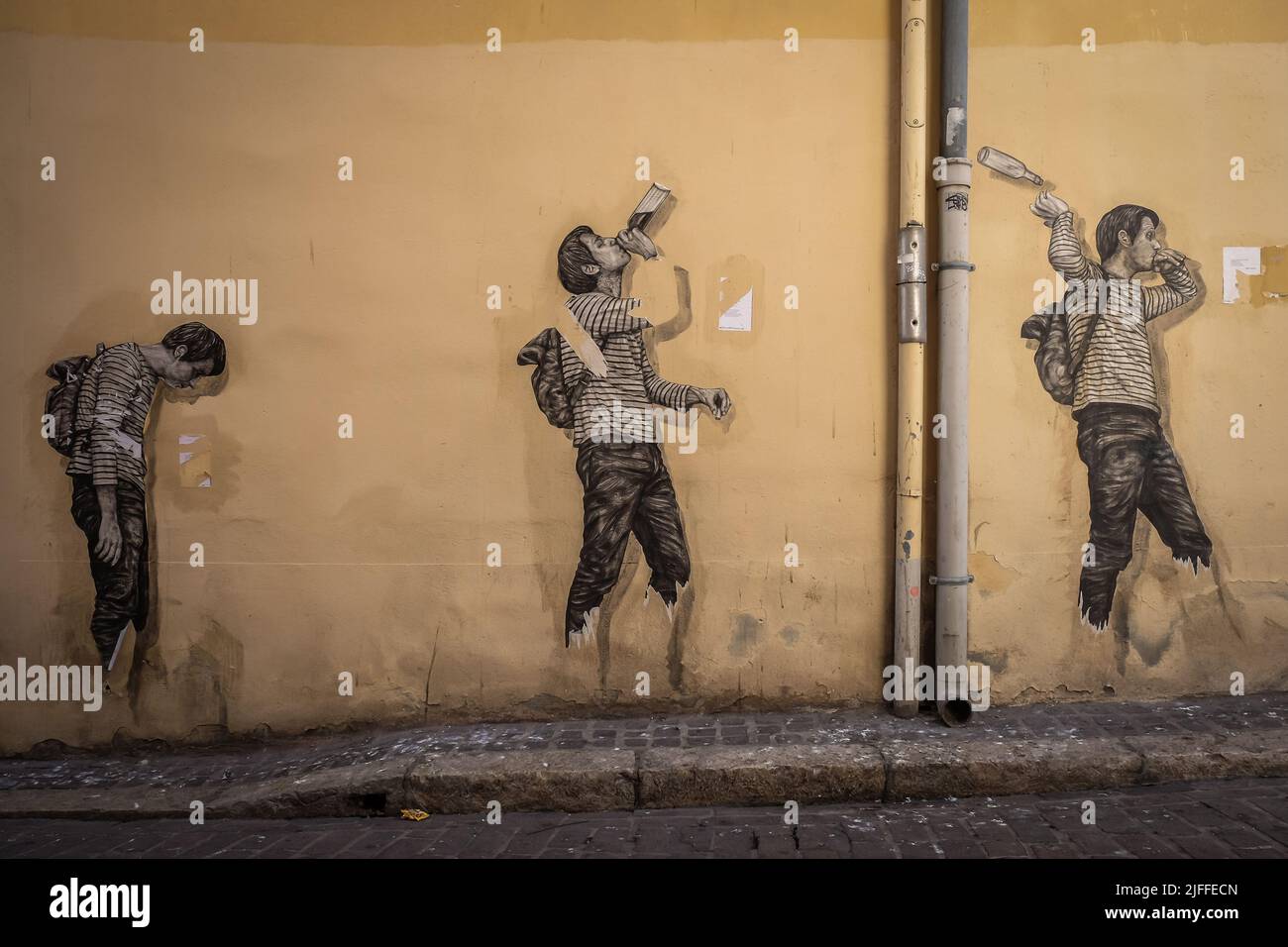 Marsella, Francia, 2022 de mayo, vista de un collage del artista callejero Levalet en el distrito de Le Panier Foto de stock