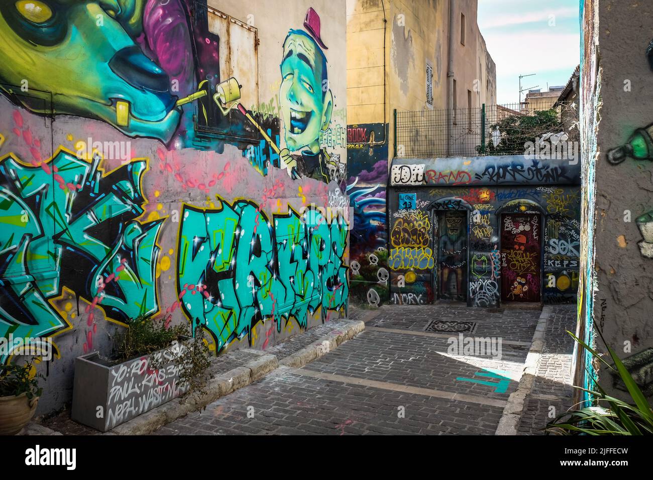 Marsella, Francia, 2022 de mayo, vista de los murales en un callejón pavimentado del distrito de Le Panier Foto de stock