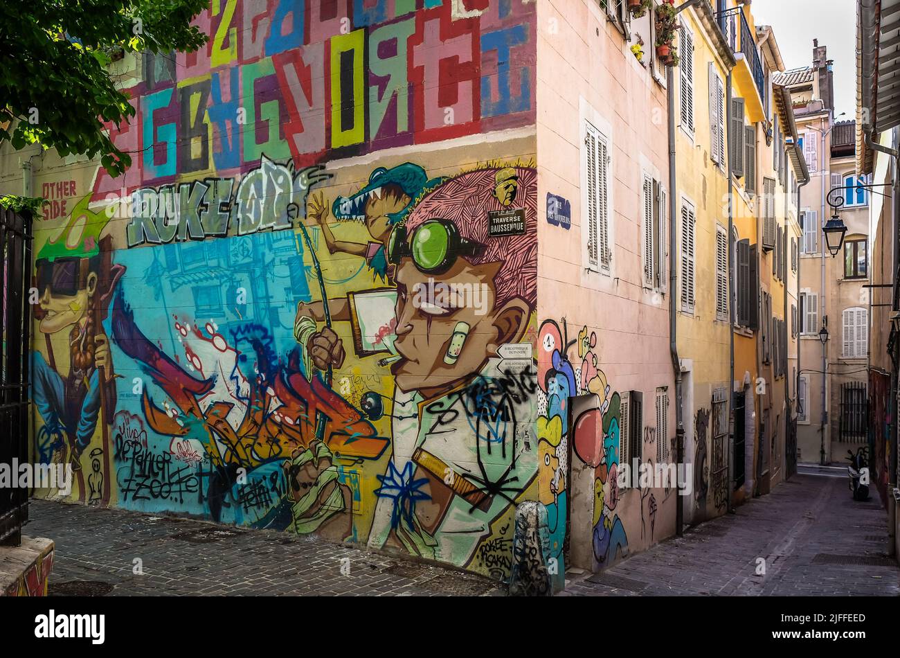 Marsella, Francia, 2022 de mayo, murales en la esquina de Traverse Baussenque y rue Des Honneurs en el distrito de Le Panier Foto de stock