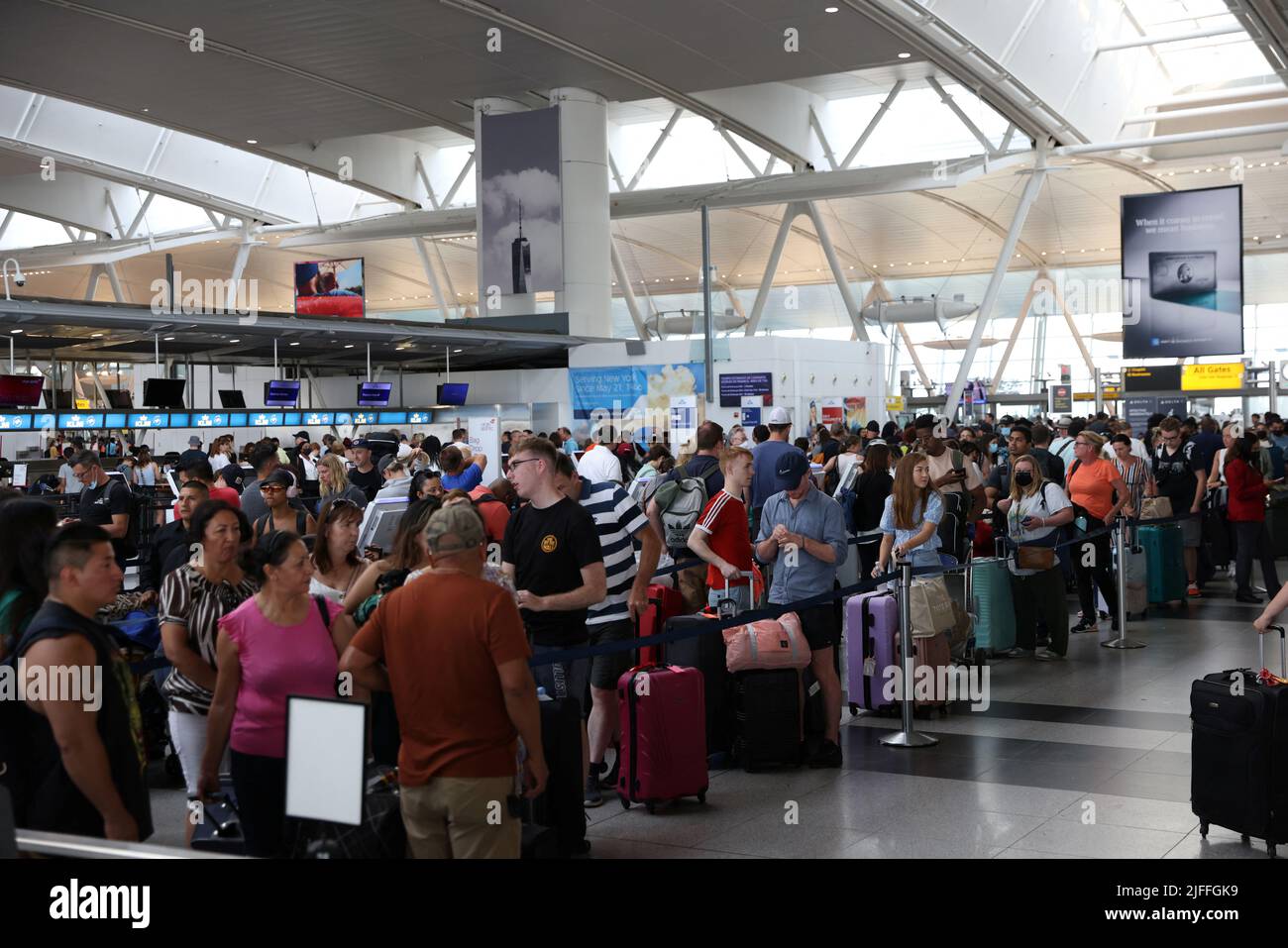 Los pasajeros esperan para facturar en el Aeropuerto Internacional John F. Kennedy el fin de semana festivo del 4th de julio en Queens, ciudad de Nueva York, EE.UU., el 2 de julio de 2022. REUTERS/Andrew Kelly TPX IMÁGENES DEL DÍA Foto de stock