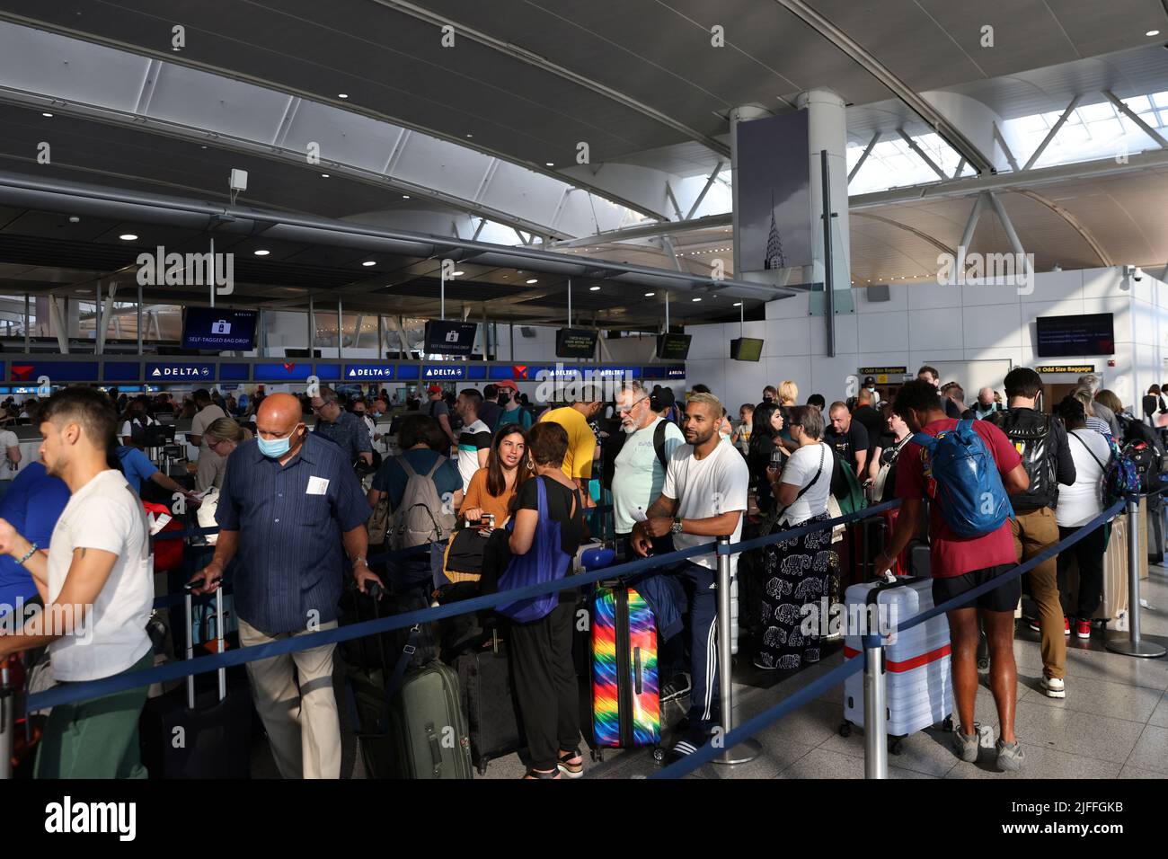 La gente hace cola para dejar sus maletas mientras viajan desde el Aeropuerto Internacional John F. Kennedy el fin de semana del 4th de julio en Queens, Ciudad de Nueva York, EE.UU., 2 de julio de 2022. REUTERS/Andrew Kelly Foto de stock