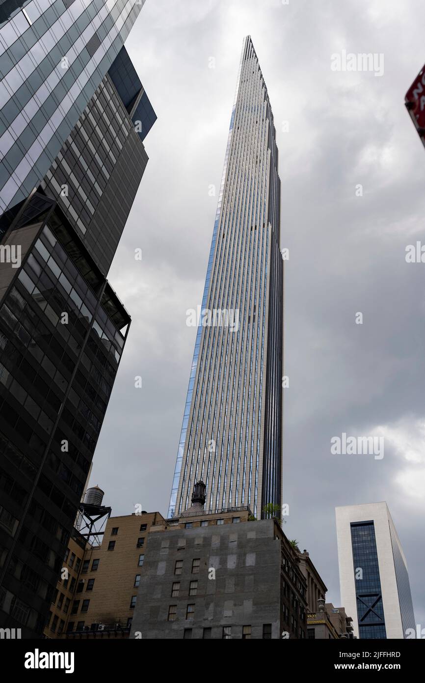 Nueva York, Nueva York, EE.UU. 2nd de julio de 2022. 2 de julio de 2022: Nueva York, EE.UU.: La Torre Steinway, también conocida como 111 West 57th Street, megatall ultra-desarrollo de lujo diseñado por la tienda Arquitectos para JDS Development Group y Property Markets Group. El edificio fue parcialmente financiado por la Autoridad de Inversiones de Qatar y ha sido objeto de una demanda por Barbara Corcoran. Billionaires' Row en el centro de Manhattan. (Imagen de crédito: © Taidgh Barron/ZUMA Press Wire) Foto de stock