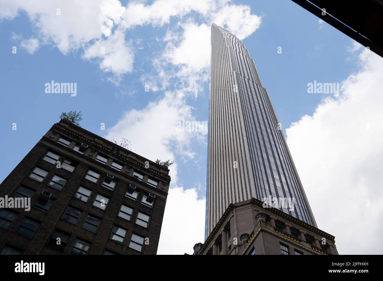 Nueva York, Nueva York, EE.UU. 2nd de julio de 2022. 2 de julio de 2022: Nueva York, EE.UU.: La Torre Steinway, también conocida como 111 West 57th Street, megatall ultra-desarrollo de lujo diseñado por la tienda Arquitectos para JDS Development Group y Property Markets Group. El edificio fue parcialmente financiado por la Autoridad de Inversiones de Qatar y ha sido objeto de una demanda por Barbara Corcoran. Billionaires' Row en el centro de Manhattan. (Imagen de crédito: © Taidgh Barron/ZUMA Press Wire) Foto de stock