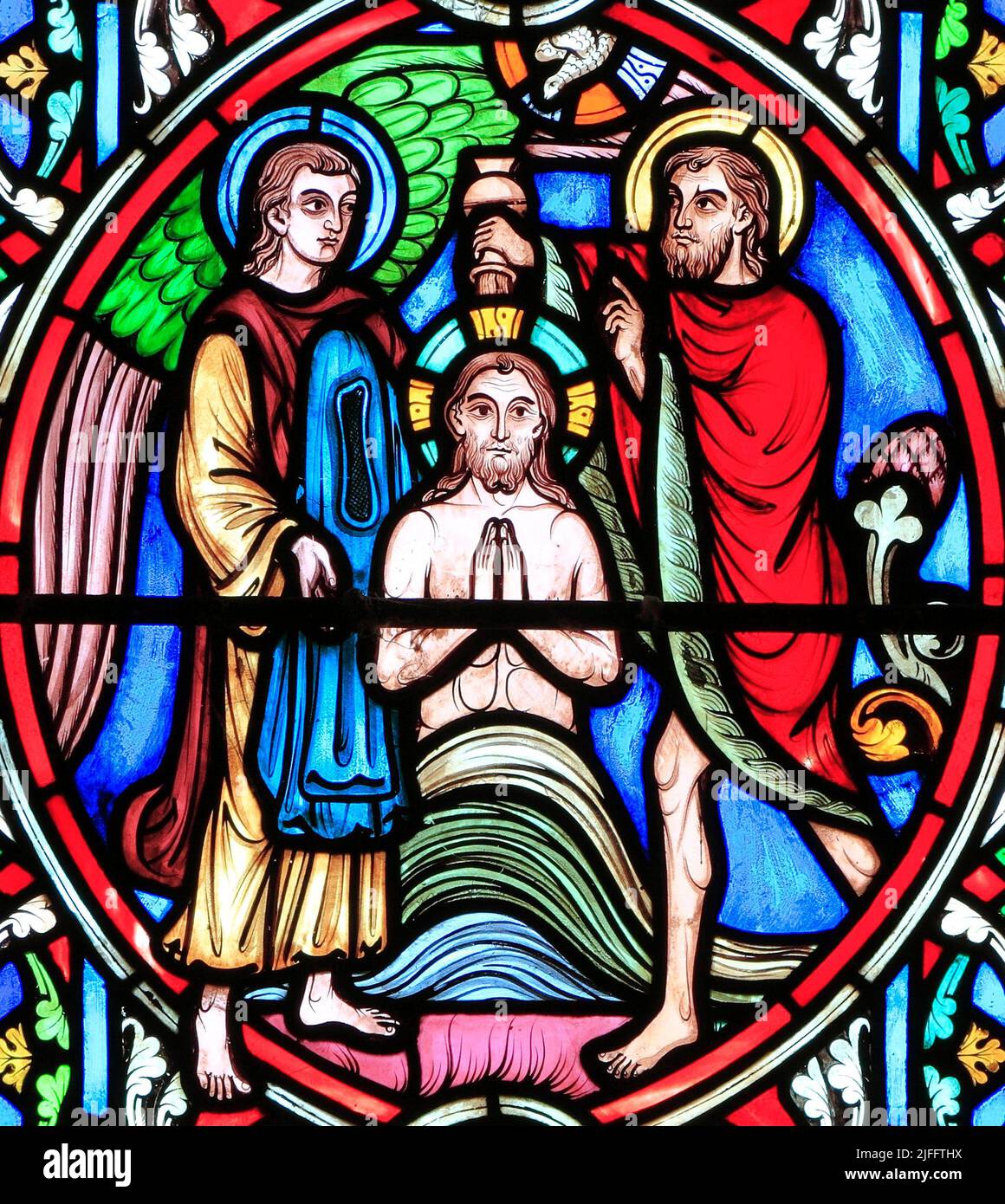 Escena de la vida de Jesús, por Adolph Didron, París, 1860, vitral, Feltwell, Norfolk, Inglaterra. Jesús bautizado por Juan Bautista, en el Río Foto de stock