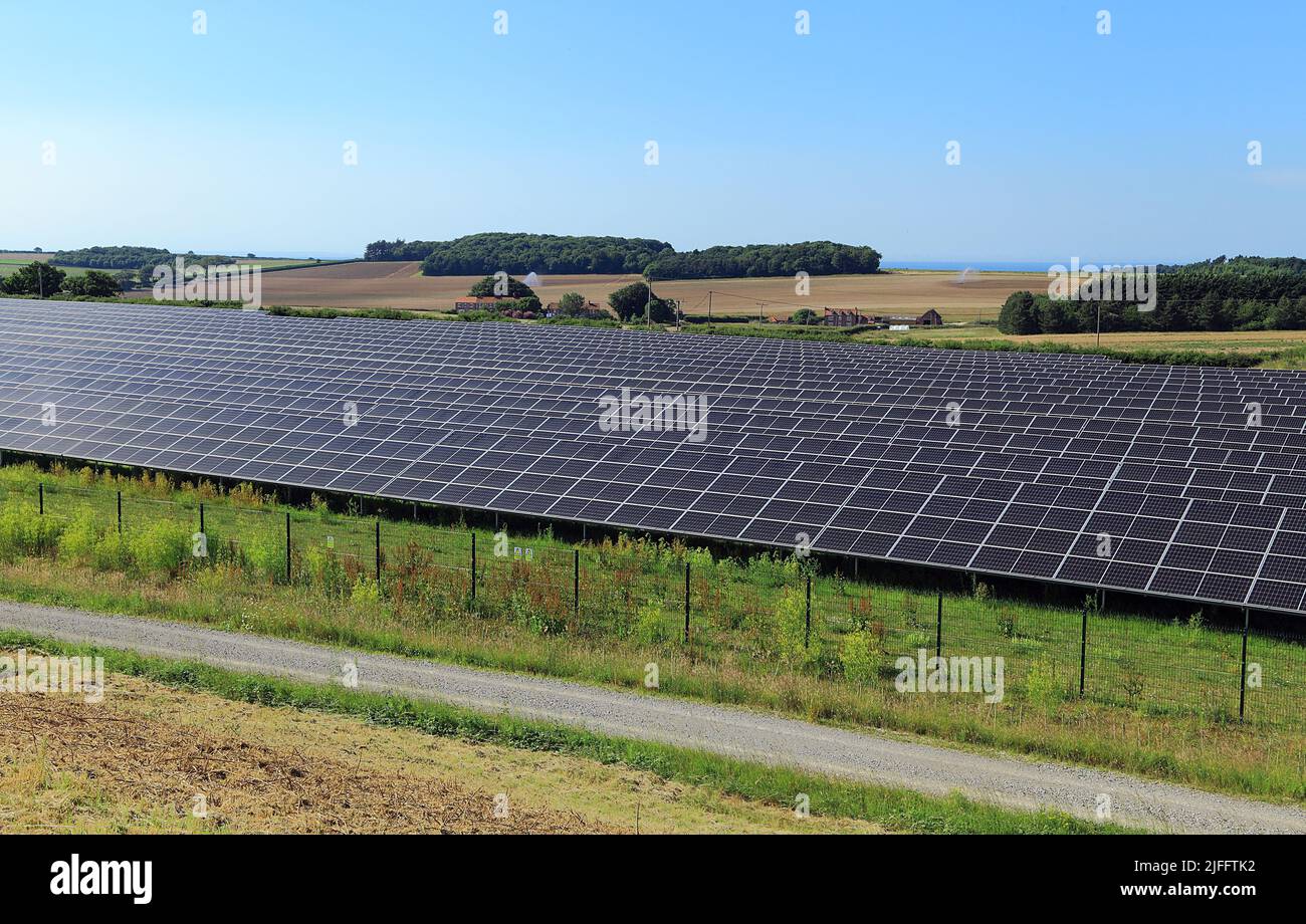 La granja solar, energía verde, energía, paneles solares, en paisaje rural, Paneles, Thornham, Norfolk, Inglaterra Foto de stock