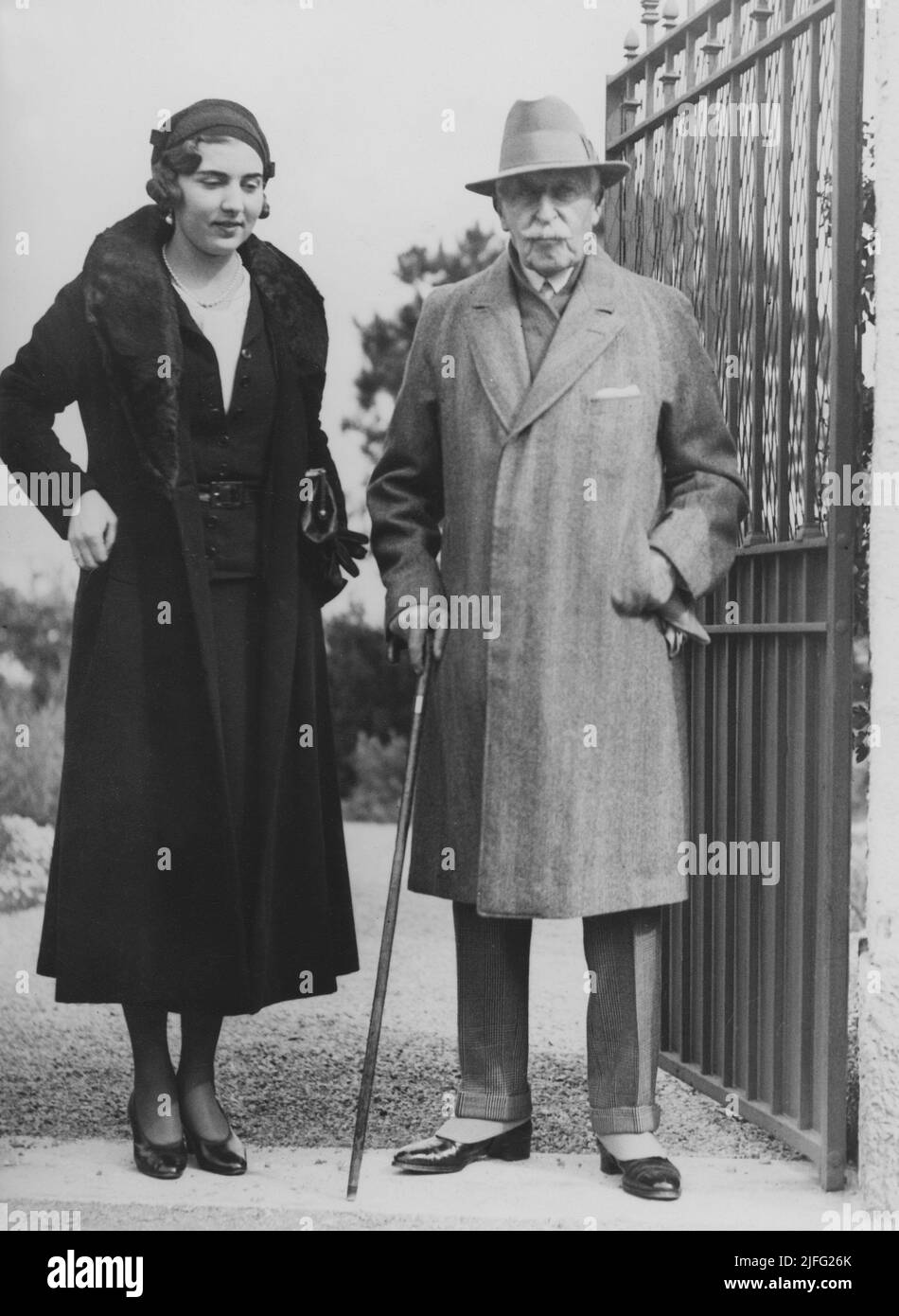 El príncipe Arturo, duque de Connaught y Stratearn. 1850-1942. Fotografiado en la rivera francesa 1934 con la princesa sueca Ingrid, su nieta. Foto de stock