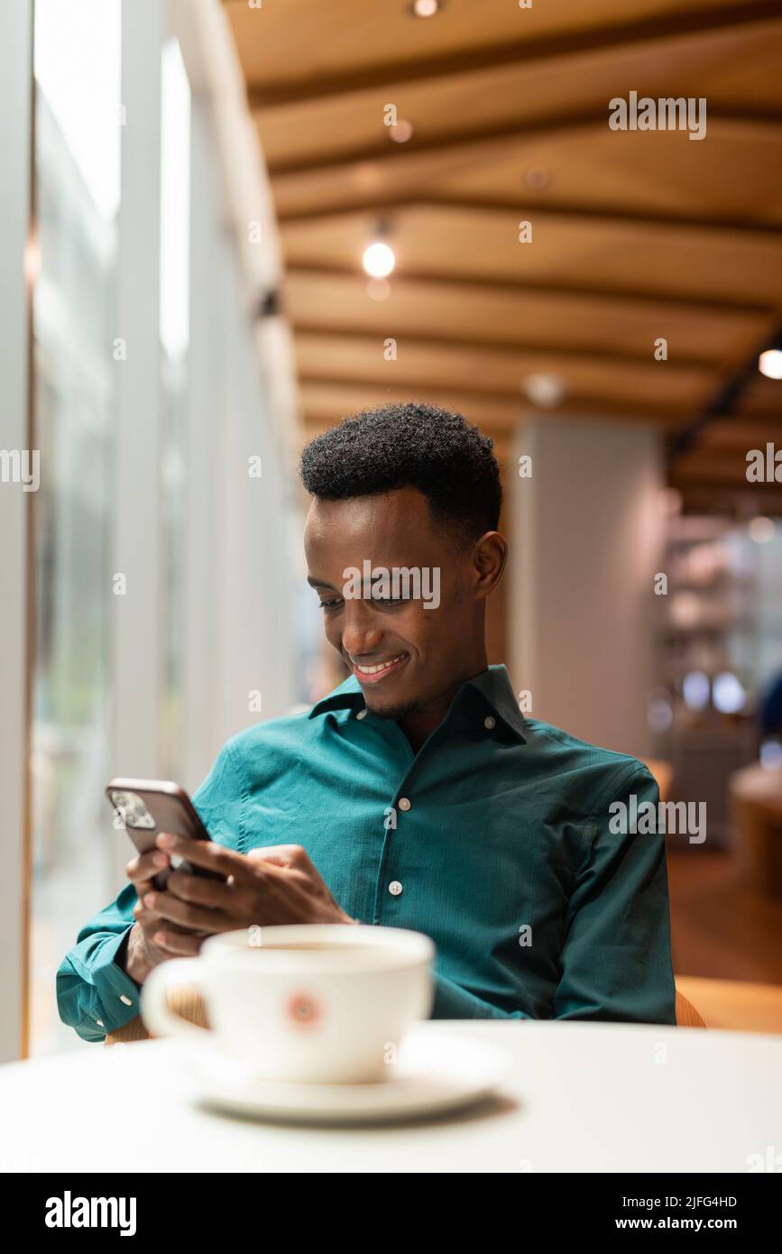 Retrato de un hombre negro joven en la cafetería Foto de stock