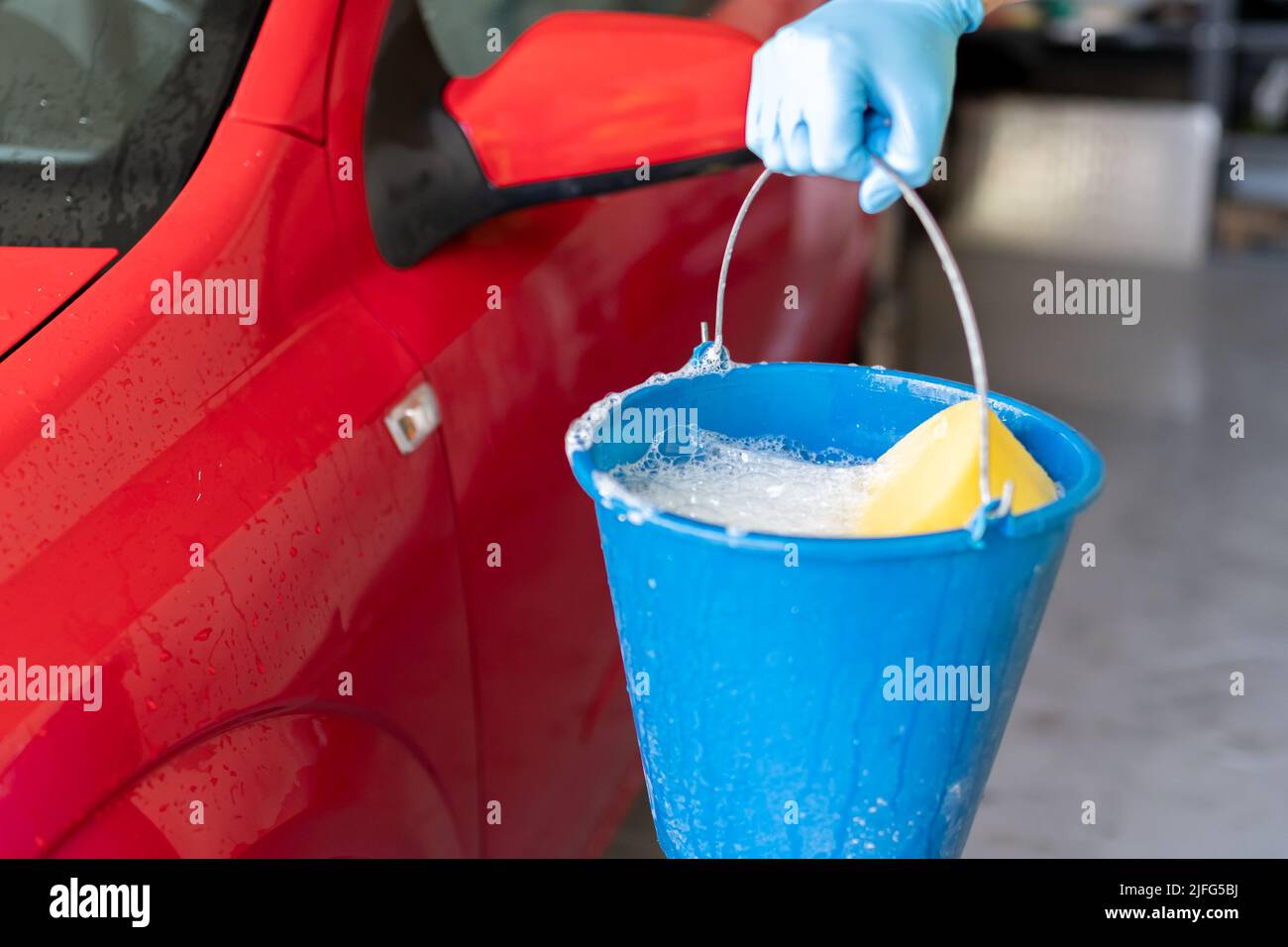 Limpiando el carro con un balde fotografías e imágenes de alta resolución -  Alamy