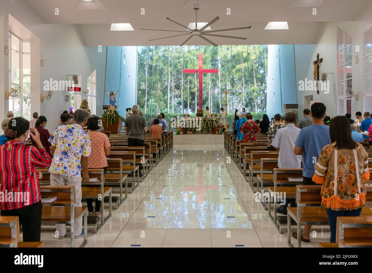 Misa de Navidad y congregación en la Iglesia de la Asunción, Banglamung Siam Country Club, Pattaya, Chonburi, Tailandia Foto de stock