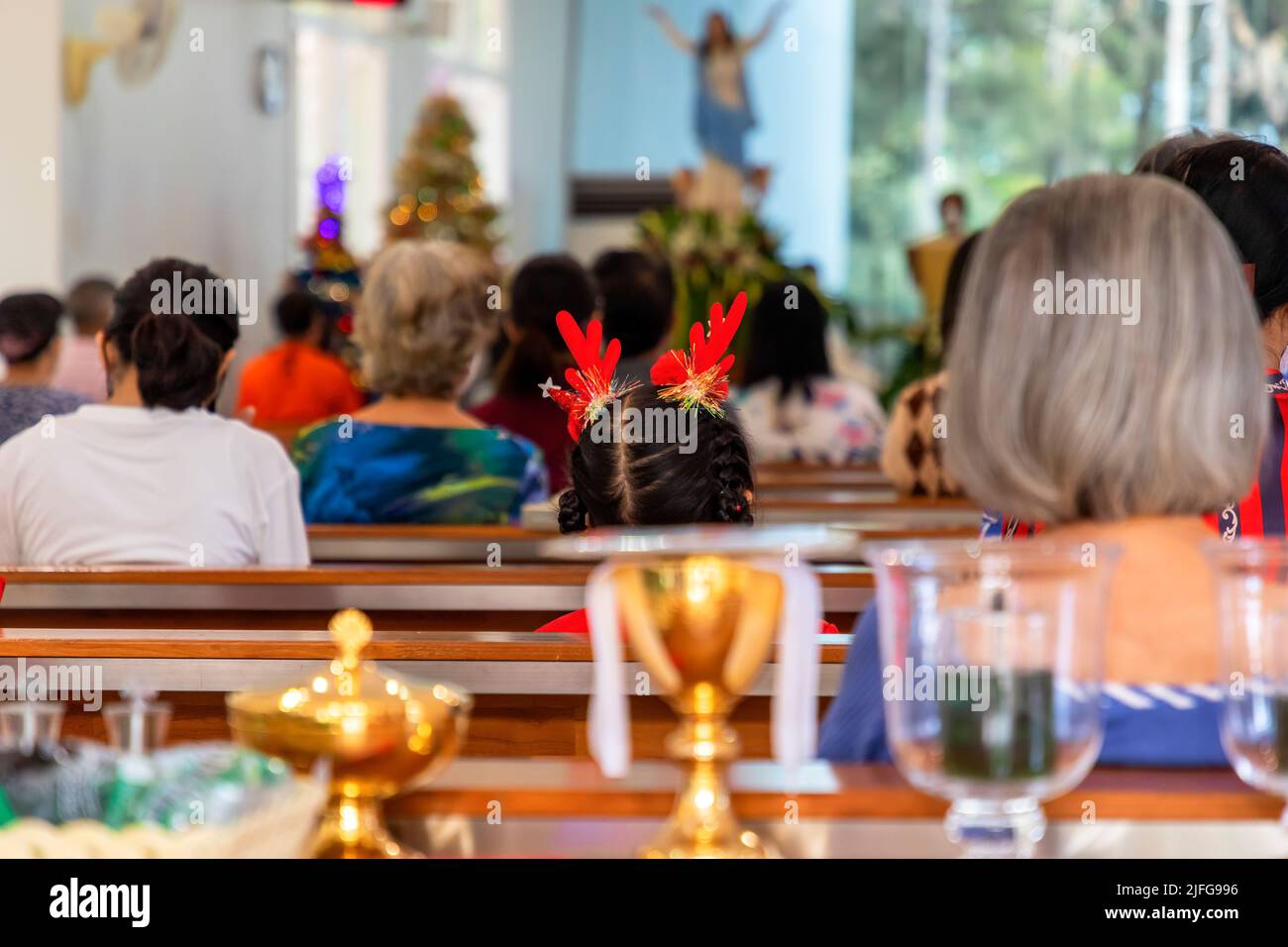 Misa de Navidad y congregación en la Iglesia de la Asunción, Banglamung Siam Country Club, Pattaya, Chonburi, Tailandia Foto de stock