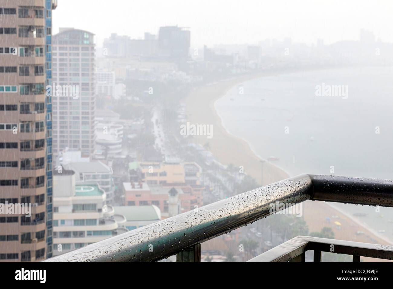 Vista de la playa desde el balcón durante la lluvia fuerte, Pattaya, Chon Buri, Tailandia Foto de stock