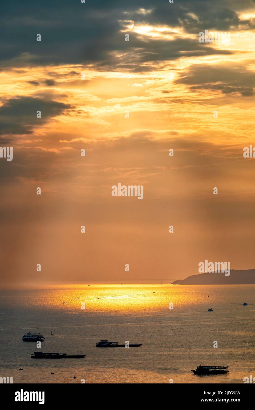 Puesta de sol vista del paisaje, Pattaya, Chon Buri, Tailandia Foto de stock