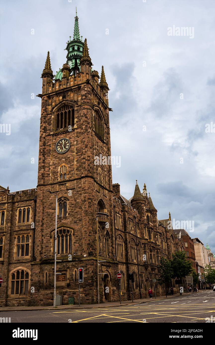Belfast, Reino Unido - 21 de mayo de 2022: Centro de Conferencias Torre de los Edificios de la Asamblea en Belfast, Irlanda del Norte. Foto de stock