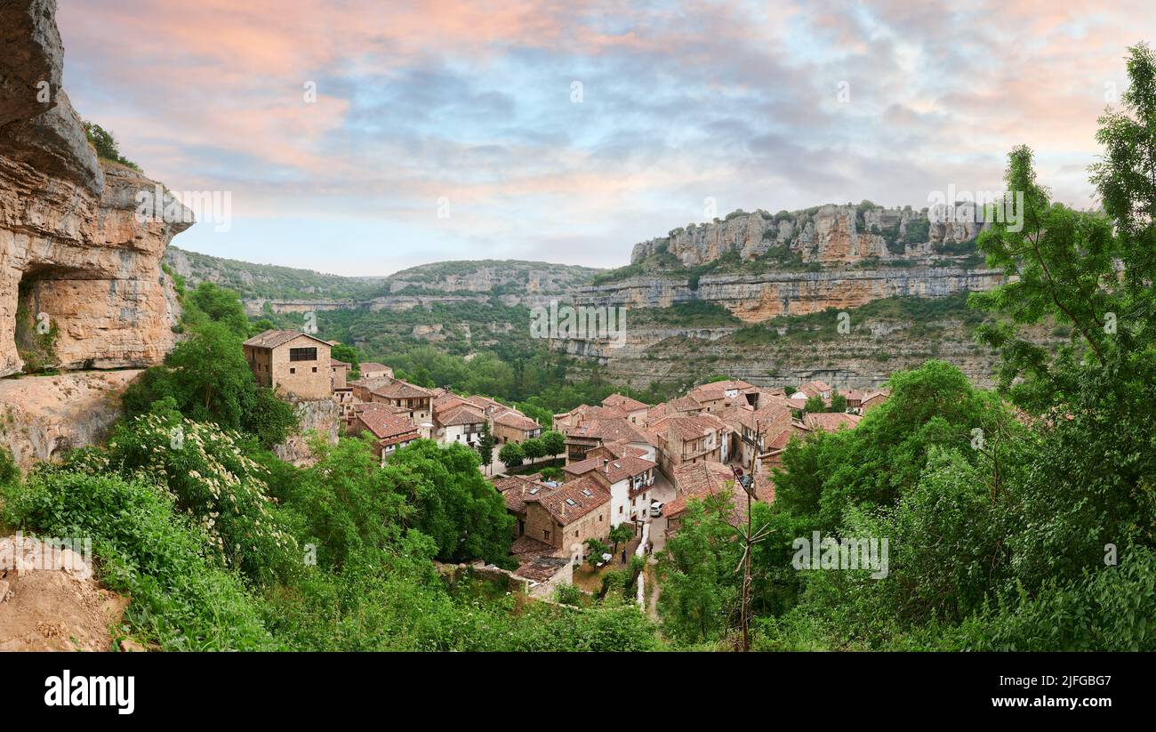 Hermoso paisaje en la pequeña ciudad de la Orbaneja del Castillo, Burgos, España, Europa Foto de stock
