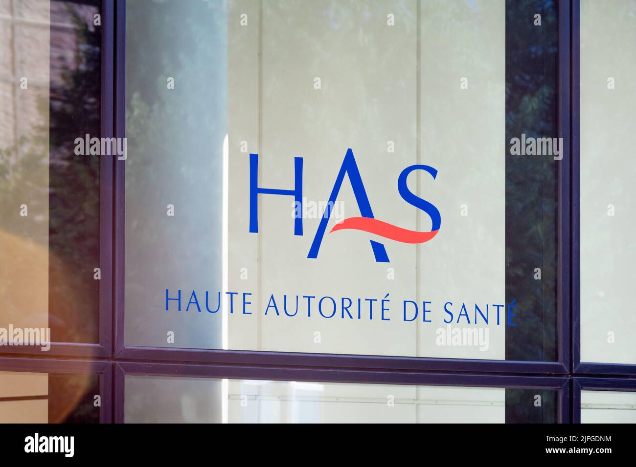 Logotipo en el edificio que alberga la sede de la Alta Autorité de Santé (HAS), autoridad pública independiente francesa en el ámbito de la salud Foto de stock