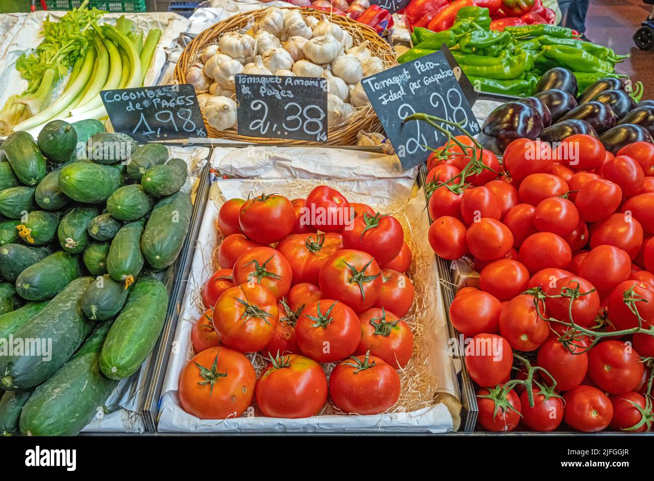 Tomates, encurtidos y ajo a la venta en un mercado Foto de stock
