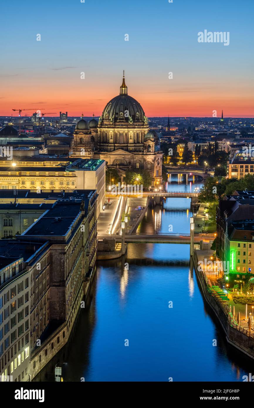 El río Spree en Berlín por la noche con la catedral en la parte trasera Foto de stock