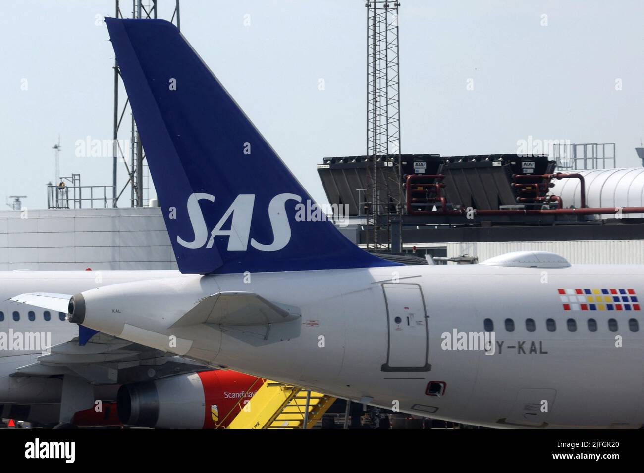 La aleta trasera de un avión estacionado de Scandinavian Airlines (SAS) se ve en el asfalto del Aeropuerto de Copenhague de Kastrup en Copenhague, Dinamarca, el 3 de julio de 2022. REUTERS/Andrew Kelly Foto de stock