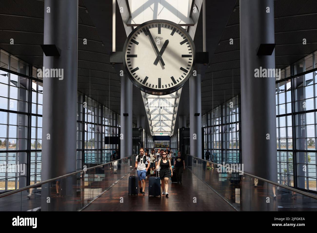 Los viajeros llegan al aeropuerto de Copenhague Kastrup en Copenhague, Dinamarca, el 3 de julio de 2022. REUTERS/Andrew Kelly Foto de stock
