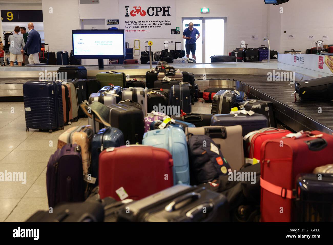 Los viajeros esperan en la recogida de equipajes del aeropuerto de Copenhague Kastrup en Copenhague, Dinamarca, 3 de julio de 2022. REUTERS/Andrew Kelly Foto de stock
