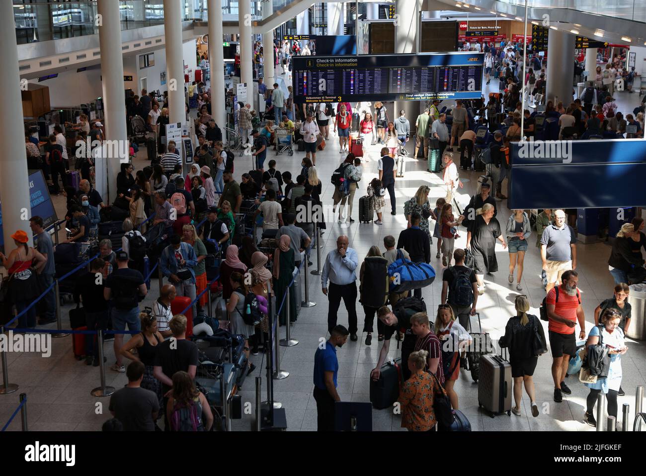 Los viajeros son vistos en el Aeropuerto Kastrup de Copenhague, en Copenhague, Dinamarca, el 3 de julio de 2022. REUTERS/Andrew Kelly Foto de stock