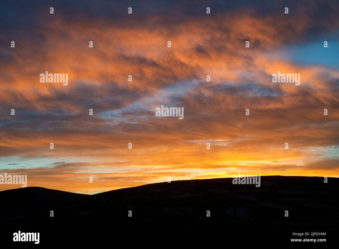 Nubes tempranas en la mañana al amanecer. Leadhills, South Lanarkshire, Escocia Foto de stock