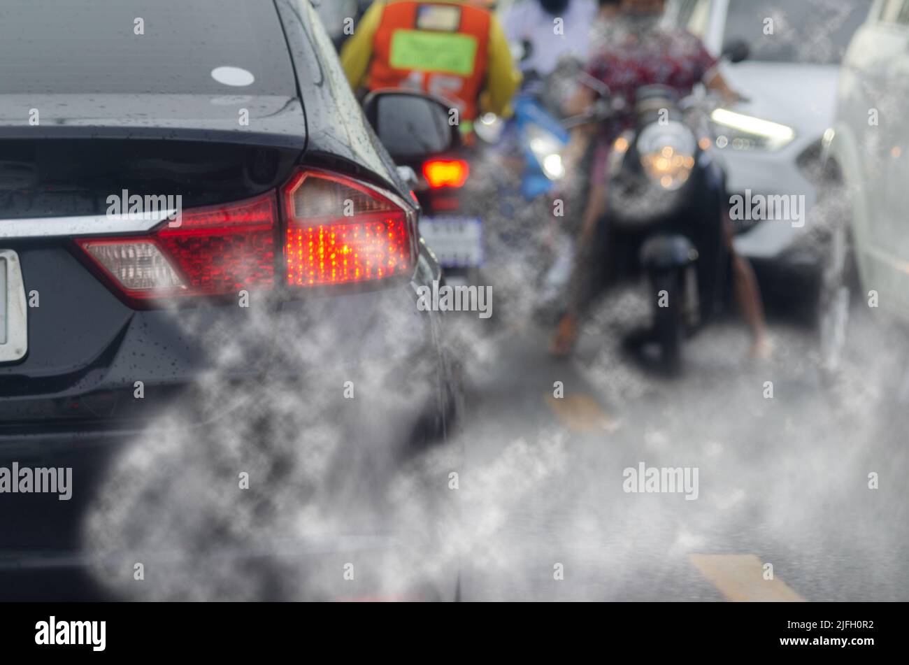 Detalle del escape en el capó de un coche sintonizado con pintura blanca  Fotografía de stock - Alamy